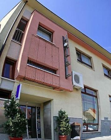 Hotel Maxim Svätý Jur Exterior foto